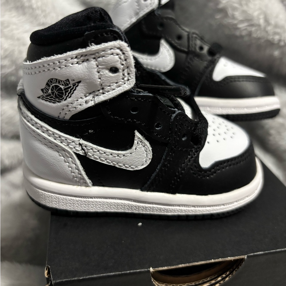 Nike Toddlers Black and White Jordan 1 Retro High OG - Picture 3 of 6